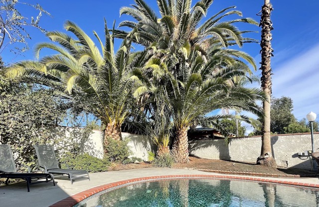 Cheerful 3 bedroom vacation home with pool access