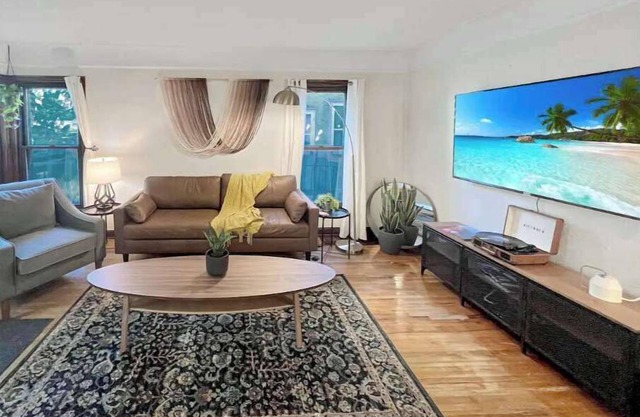 Cheerful 3 bedroom with fenced yard and parking!