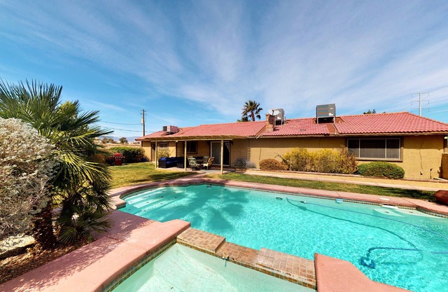 Cheerful 3Bd, 2Br Villa w/Pool. 15 mins to Strip