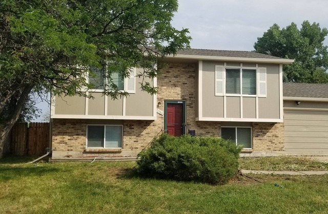 Cheerful 4 bed home with large yard and patio near parksnear
