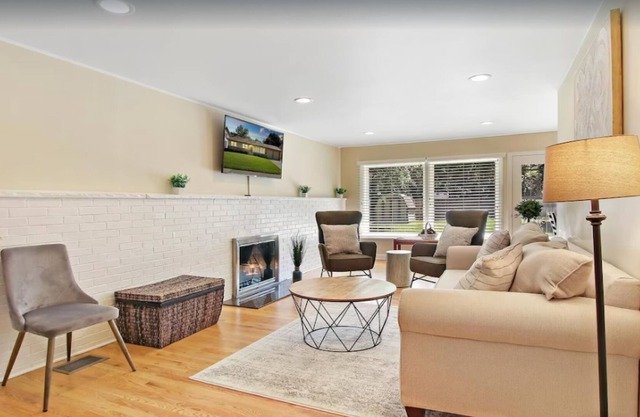 Cheerful 4 Bedroom Home w/ Fireplace