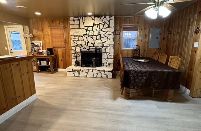 Cheerful 4-bedrooms casita-cabin pet friendly, close to ski retreat and tubing .