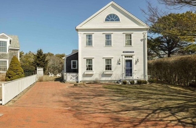 Cheerful 5 br Nantucket home; perfect for families