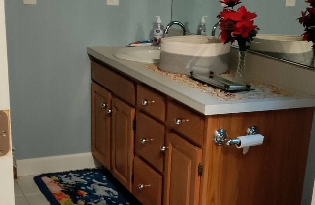 Cheerful and Tranquil Master Suite with Free parking