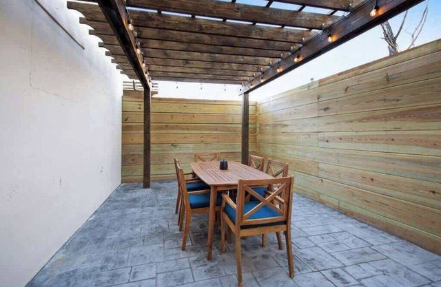 Cheerful & Bright-4 Bedroom Home-Blocks to the FQ!