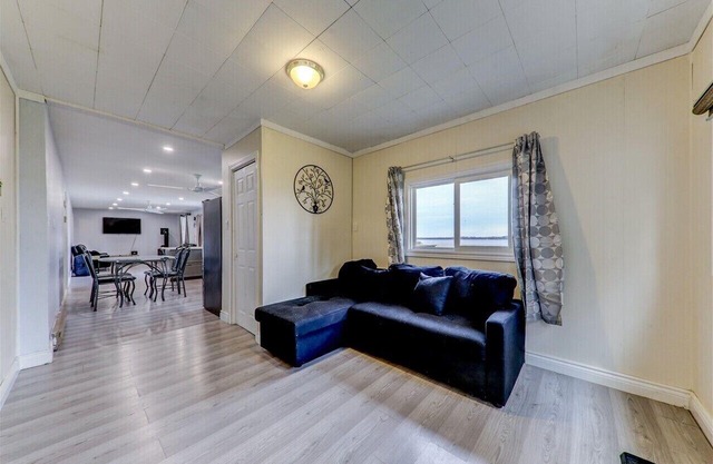 Cheerful Lakefront 3 Bedroom Cottage with Firepit