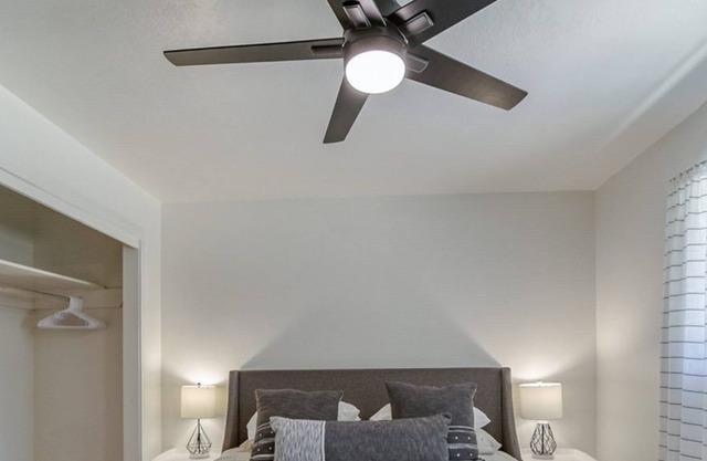 Cheerful Mid-Century Modern 3b/2ba