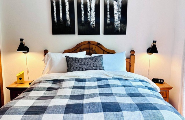 Cheerful, mountain chalet w/sauna & new hot tub - amazing location!