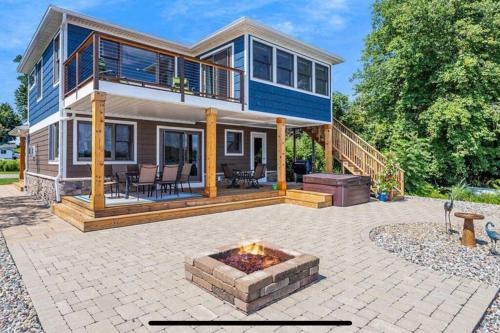 Cheerful Sister Lakes 4 BDR Lake House with Hot tub