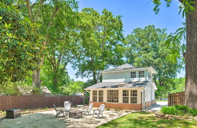 Cheery Cottage w/Yard < 1 Mile to Marietta Square