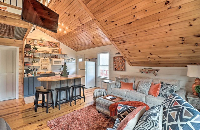 Cheery Pet-Friendly Studio w/Shared Fire Pit