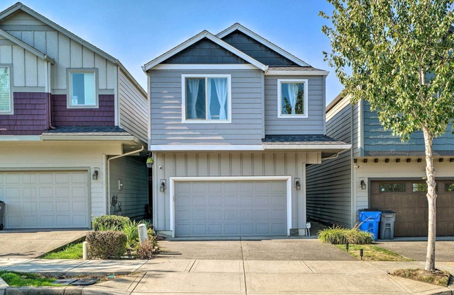 Cheery Townhome ~ 18 Mi to Dtwn Portland!