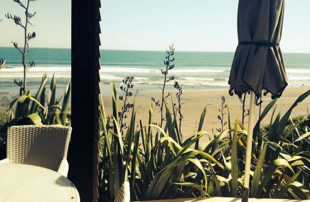 Chester Cottage Beachfront - direct ocean access