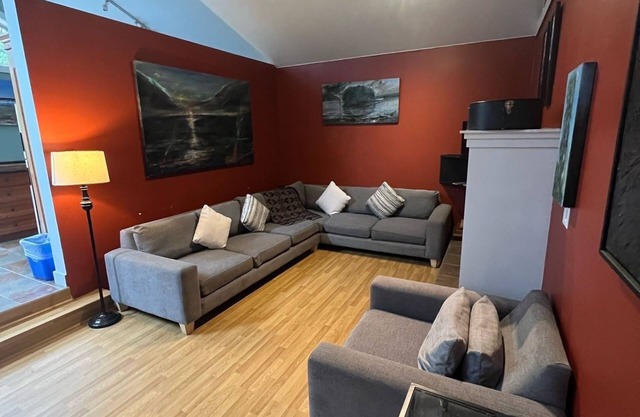 Chesterman Beach Fine Art Vacation House - Walking distance to North Chesterman