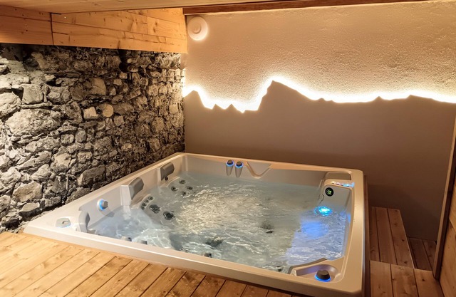 Chez Lucienne Sauna and Jacuzzi