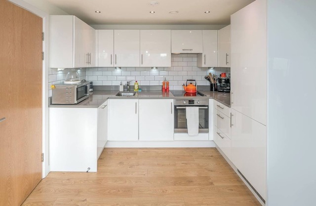 Chic 1 BD East London apartment w/ view of Shard