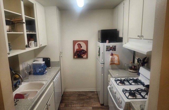 Chic 1-bedroom apartment with WiFi, fitness room, grills and pool in fun Fresno.