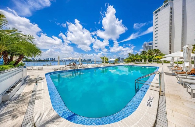 Chic 1-bedroom condo with WiFi, AC in enchanting Miami Beach