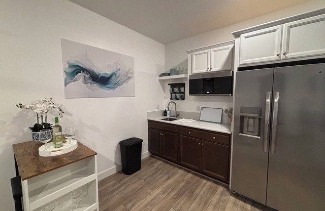 Chic 1-bedroom retreat in Bakersfield!