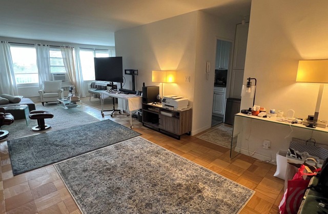 Chic 1300sqf luxury apartment residence private building in Riverdale, pool&gym