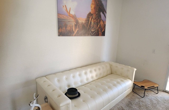 Chic 2-bedroom condo with unobstructed View of Vegas skyline!