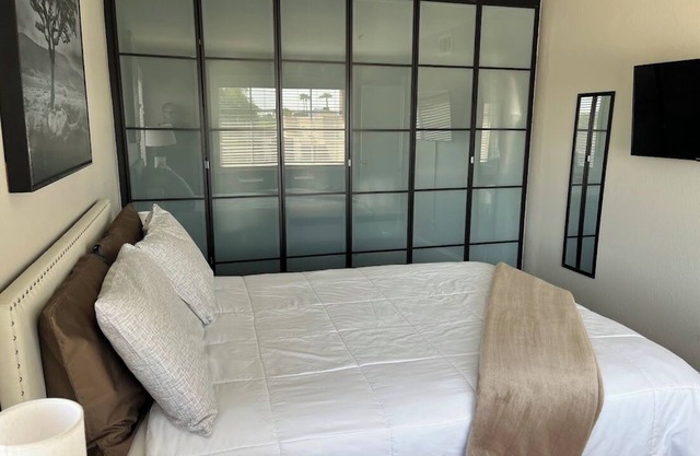 Chic 2-bedroom condo in Scottsdale - January bonus free stay in Sedona.