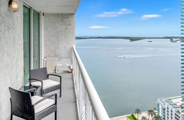 Chic 2-bedroom condo with Ocean&city views in Brickell