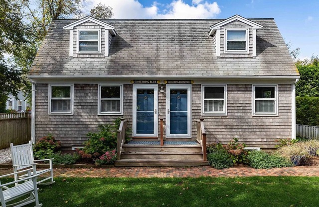 Chic 2-bedroom townhouse, 10-minute walk to town