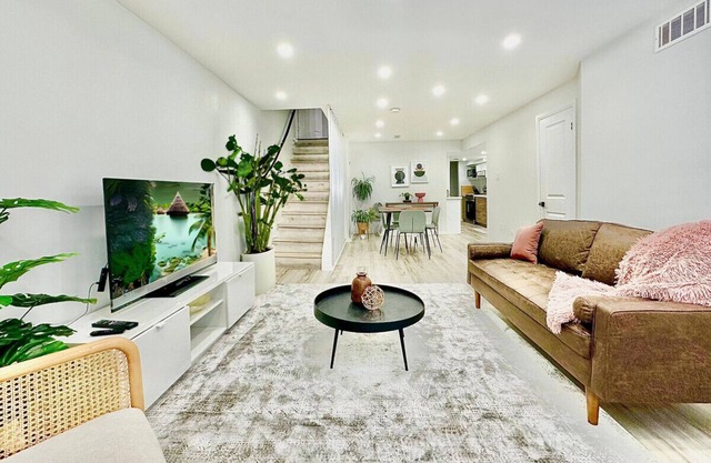 Chic 2BR Large Apartment/Extra Clean/Parking Incld
