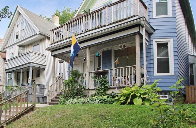 Chic 2BR & PKNG Mins to Downtown, Fiserv, Brewers Rave, St. Lukes, & Froedtert