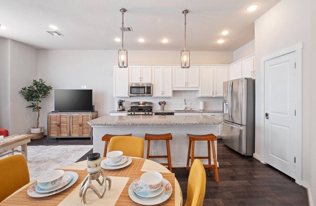 Chic 3-Bed Condo, 2-Car Garage close to Pearl & St. Mary's Strip in Tobin Hills!