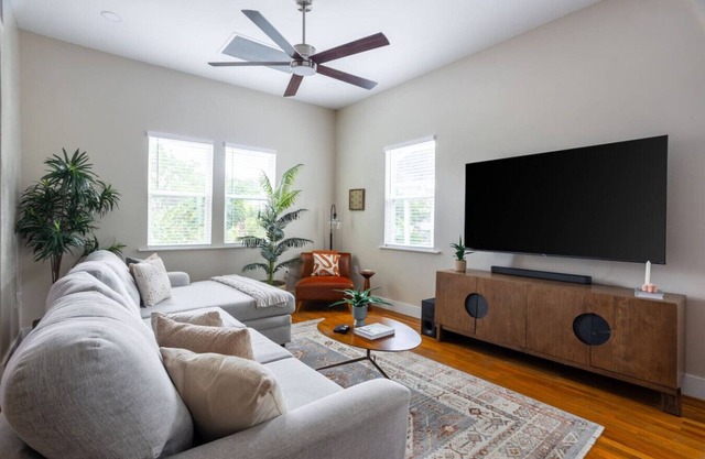 Chic 3BD/2BA Getaway | King Bed | 1mi to Downtown