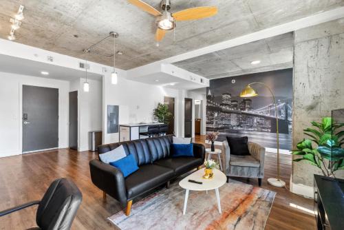 Chic 3BR - 3BA Condo at 5 Point South