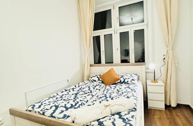 Chic 5BR Apt for 10P; w/Direct City Access