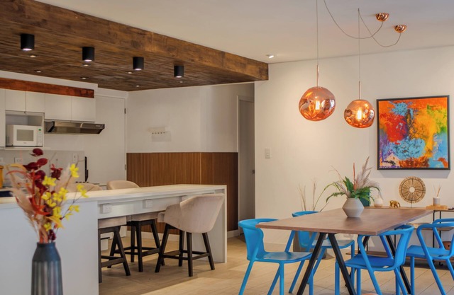 Chic and Modern 9th floor 2B/2B Apt in Downtown