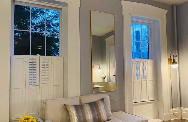 Chic apartment walking distance to hospitals