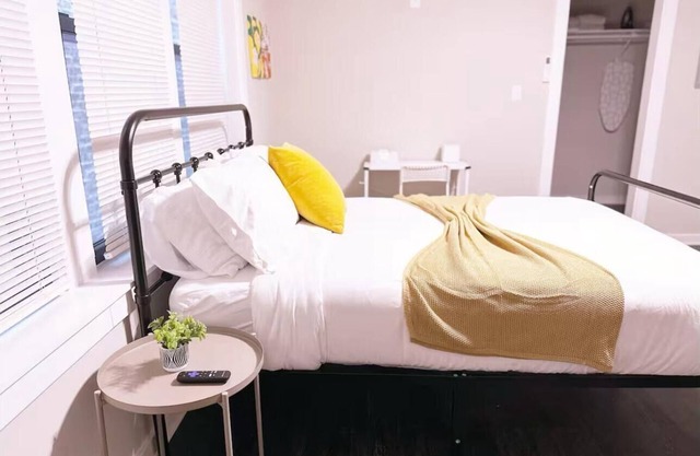 Chic apartment with fitness room and AC in beautiful Chicago
