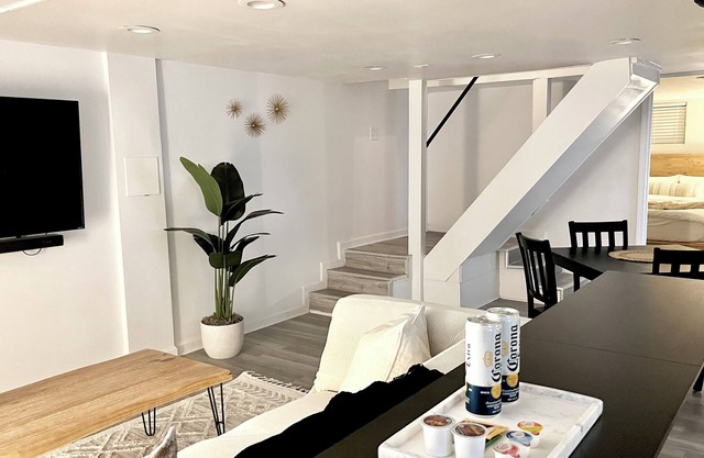 Chic Basement Suite ATL - Private Entrance & Free Charge and Park