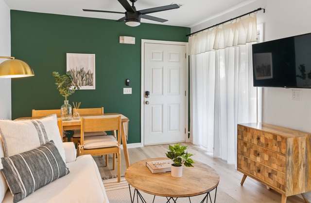 Chic Beachside Condo - 1min walk to beach!
