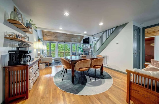 Chic Cabin with 3 Kings, Privacy & Pool Access