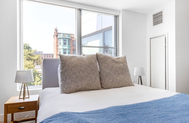 Chic Central Square Studio w/Gym & W/D, nr MBTA Red Line, by Blueground