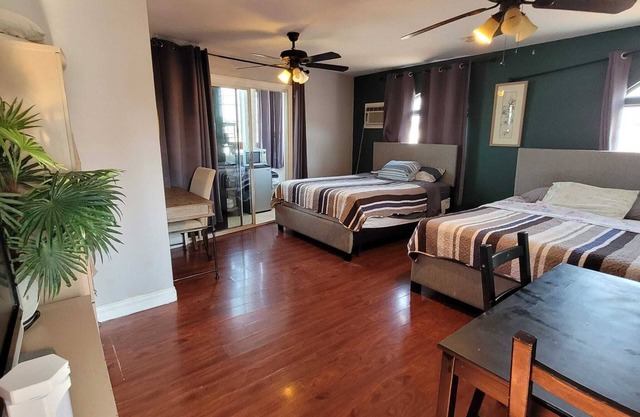 Chic Centrally Located Loft: Relax in the Heart of Pico/Robertson