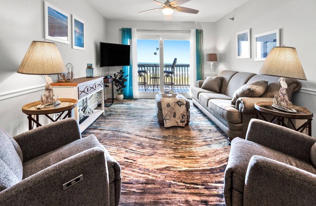 Chic & charming 2 bedroom oceanfront condo w/amazing views & large pool!