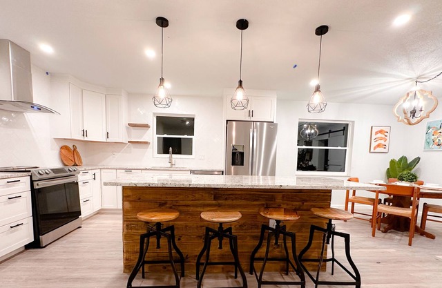 Chic Coastal Home, minutes from beach and downtown