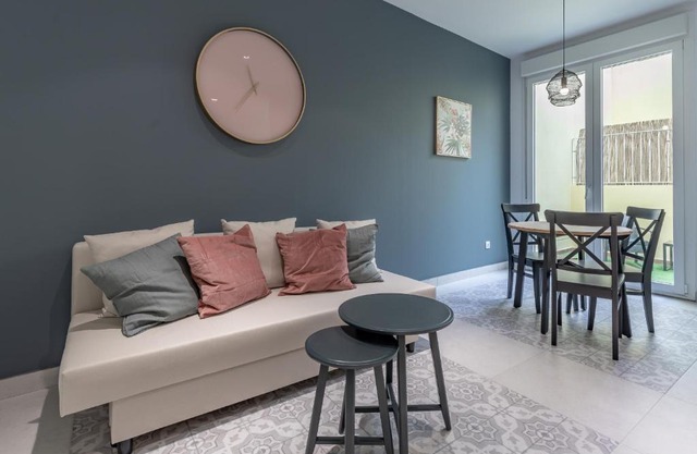 Chic & Comfortable Apartment, Private Terrace