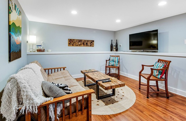 Chic condo with WiFi and access to peaceful backyard - next to Woodland Park