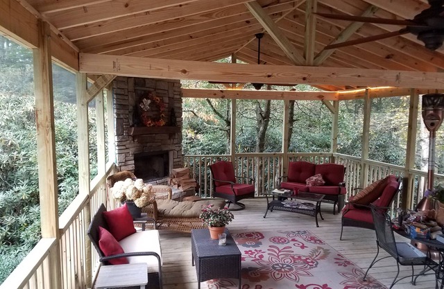 Chic Cottage 1.4 miles to downtown