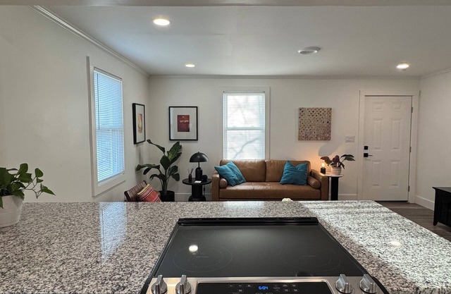 Chic Cozy 2 bedroom Cottage in Chapel Hill with AC and private parking