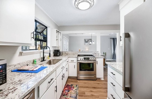 Chic & Cozy 3-Bd Townhome in Vibrant N. Charleston