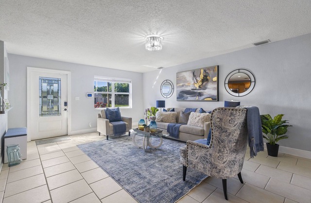 Chic Downtown Home - Location location location!